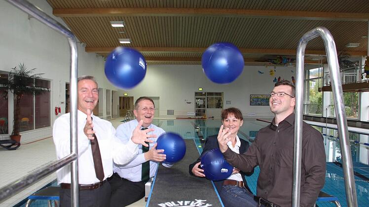 Viel Spaß in der Hallenbadsaison wünschen (von links) der Leiter der Stadtwerke, Stephan Pröschold, Oberbürgermeister Henry Schramm, technische Fachangestellte Sabine Leithner und der leitende Meister für Bäderbetriebe, Sascha Seitz.  Foto: Jürgen Gärtner