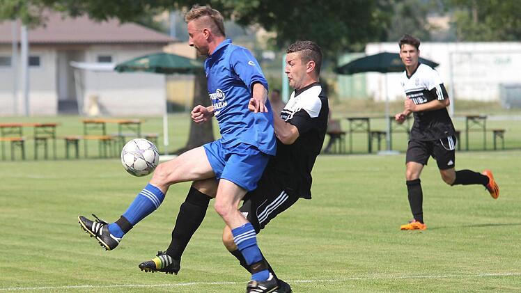 Zeils Spielertrainer Benny Wittig (links), hier im Trikot des FC Augsfeld, kommt vor dem Sander André Schmitt an den Ball.