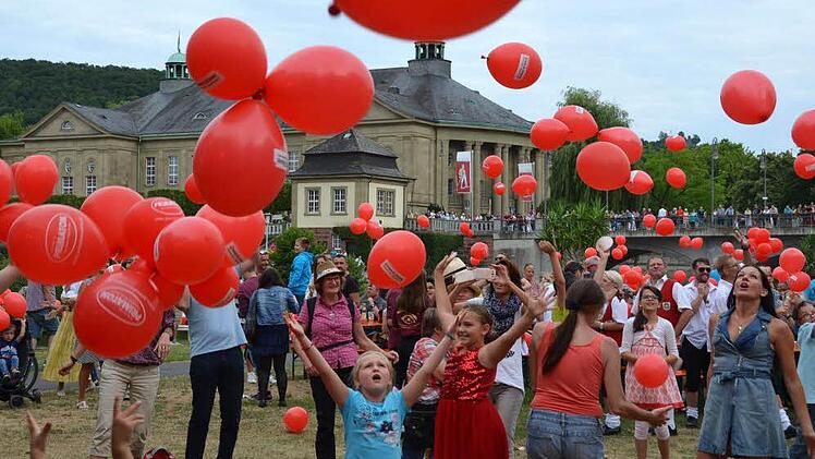 Geschafft! 999 Luftbalons gingen bei der Stadtwette in die Luft. Foto: Peter Rauch
