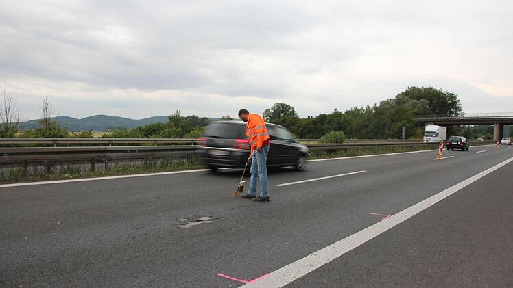 Edgar Büttner, Bereichsleiter bei der Autobahndirektion Nordbayern beim Markieren der Stellen, die später ausgefräst und neu asphaltiert werden.  Foto: Anja Greiner