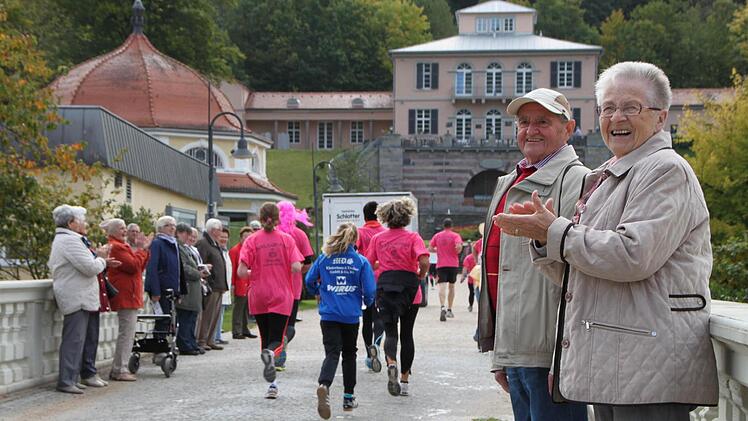 Luise und Manfred Koch aus der Nähe von Peine applaudieren den Läuferinnen. Foto: Ulrike Müller