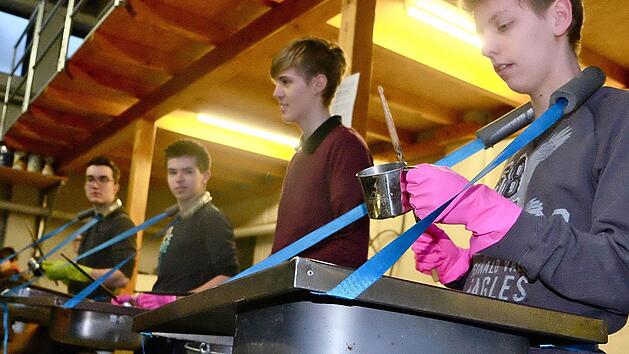 Die Formation "KissPercussiva" erntete viel Beifall f&uuml;r ihre rhythmisch-kreativen Eins&auml;tze mit Ger&auml;ten aus dem K&uuml;chen- und Heimbereich.  Foto: Gerd Schaar