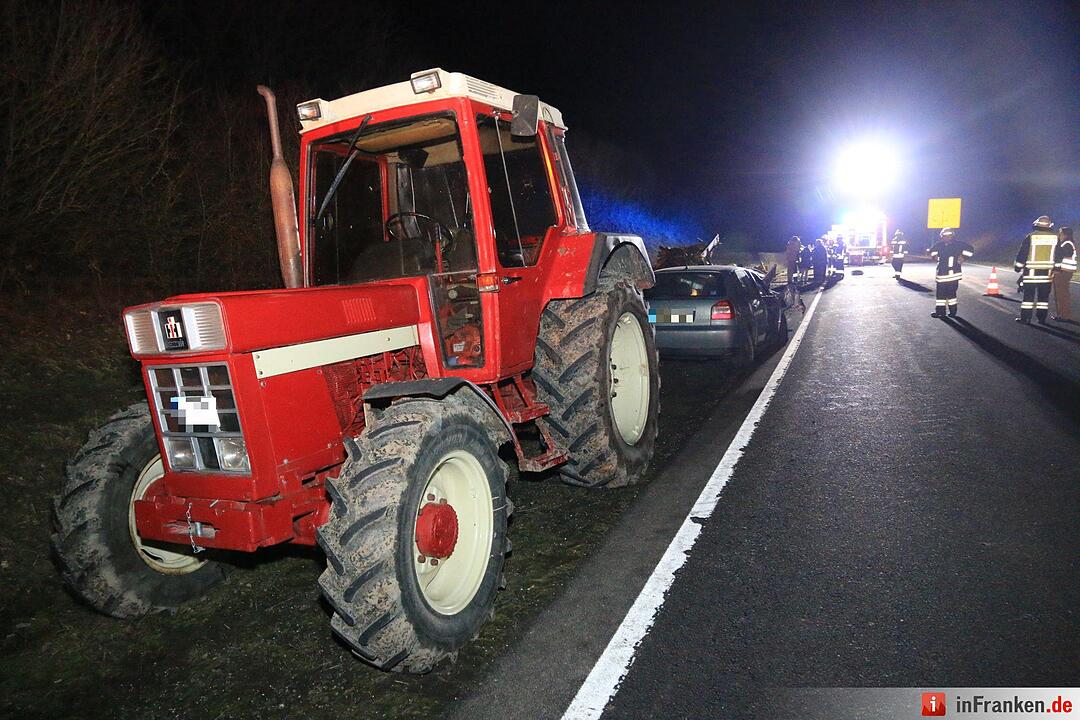 Unfall mit Holztraktor auf B279 bei Reckendorf