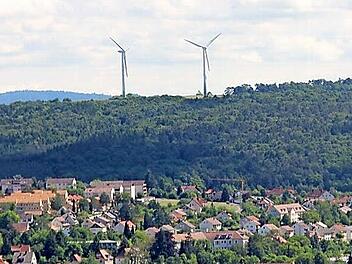 Herausragend - von der Optik und der Bedeutung her: Windräder, wie sie sich zwei seit Jahren oberhalb von Ebern drehen (und Renditen abwerfen). Bei Kirchlauter sind vier, größere Windräder geplant. Foto: Ralf Kestel