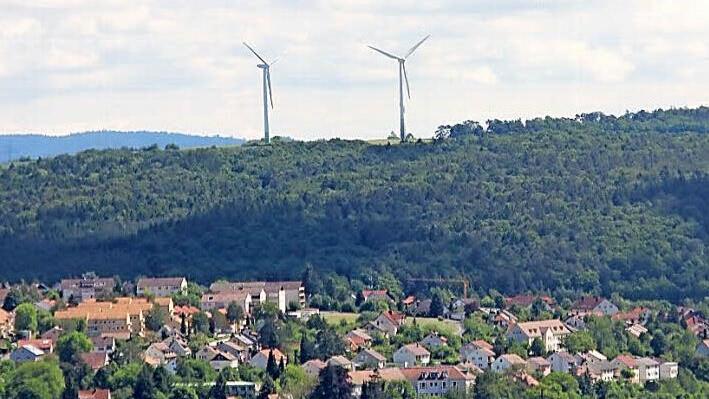 Herausragend - von der Optik und der Bedeutung her: Windräder, wie sie sich zwei seit Jahren oberhalb von Ebern drehen (und Renditen abwerfen). Bei Kirchlauter sind vier, größere Windräder geplant. Foto: Ralf Kestel
