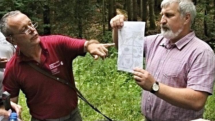Die Förster Wolfgang Gnannt und Jürgen Hahn (von links) erläuterten waldbauliche Maßnahmen und hatten Informationen zur Historie des Waldgebietes Wüstenhof dabei. Foto: Helmut Will