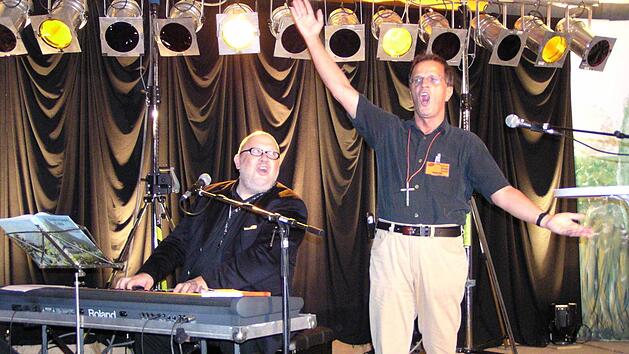 Auch als begnadeter S&auml;nger pr&auml;gte Fritz Schroth das Missio-Camp. Hier wurde er von Ozeanpianist Waldemar Grab begleitet.  Fotos: Archiv MarionEckert