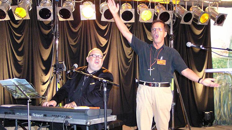 Auch als begnadeter Sänger prägte Fritz Schroth das Missio-Camp. Hier wurde er von Ozeanpianist Waldemar Grab begleitet.  Fotos: Archiv MarionEckert