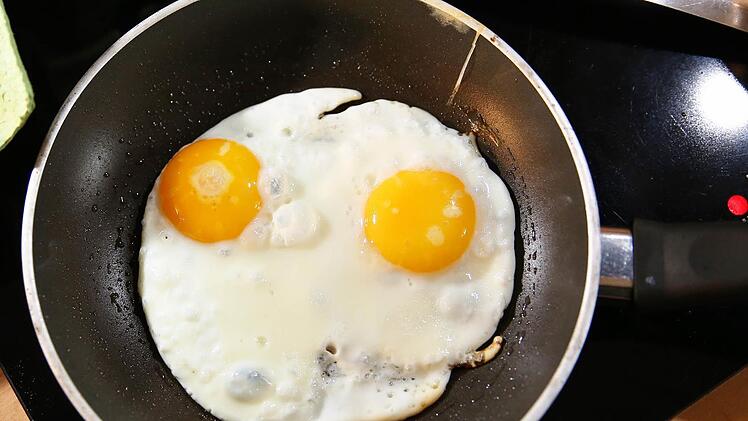 Beim Kochen in Michelau eingeschlafen: Pfanne brennt Symbolbild: dpa