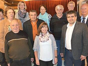 Die Vorstandschaft des VdK-Ortsverbandes mit den beiden Vorsitzenden Markus P&uuml;lz und Kerstin Luthardt (vorne von rechts) sowie Kreisvorsitzenden Heinz Wittmann (zweite Reihe rechts) Foto: Thomas Micheel