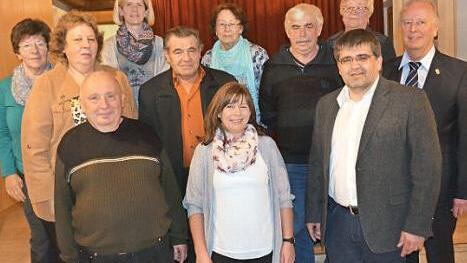 Die Vorstandschaft des VdK-Ortsverbandes mit den beiden Vorsitzenden Markus P&uuml;lz und Kerstin Luthardt (vorne von rechts) sowie Kreisvorsitzenden Heinz Wittmann (zweite Reihe rechts) Foto: Thomas Micheel