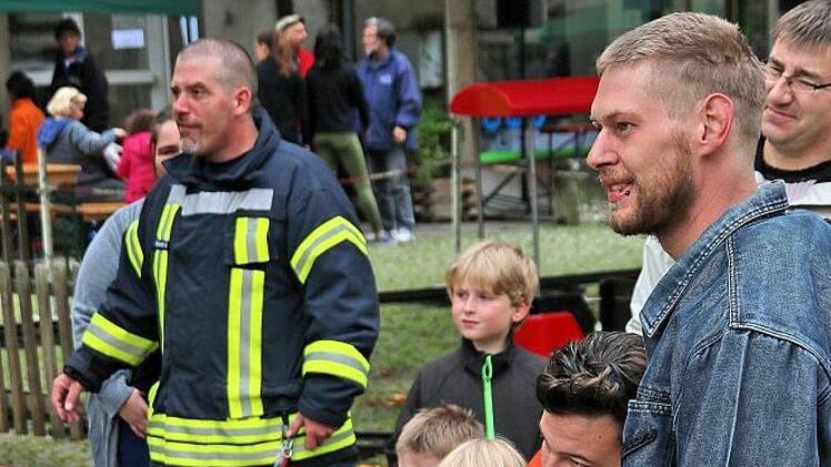 Den Umgang mit einer Wasserspritze üben durften Buben und Mädchen bei der Feuerwehr. Foto: Dieter Britz