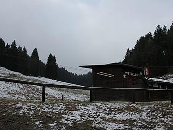 Ein bisschen Schnee ist schon da, doch zum Skifahren reicht es natürlich noch nicht. Der Ludwigsstädter Skilift ist dennoch bereits für seinen Einsatz in diesem Winter gerüstet.  Foto: Veronika Schadeck