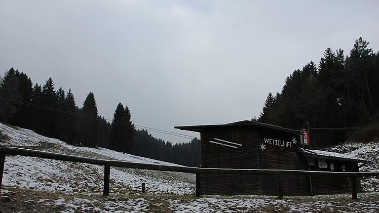 Ein bisschen Schnee ist schon da, doch zum Skifahren reicht es natürlich noch nicht. Der Ludwigsstädter Skilift ist dennoch bereits für seinen Einsatz in diesem Winter gerüstet.  Foto: Veronika Schadeck