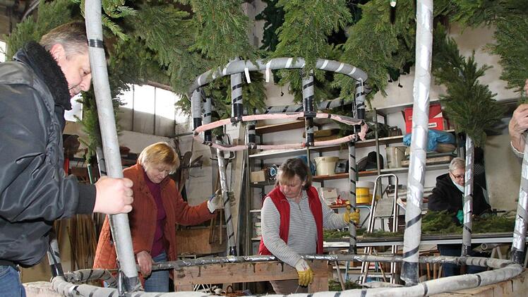 Die Osterkrone hat einen Durchmesser von etwa 3,5 Metern. Zum Hochheben packen an (von links): Vorsitzender Gerhard Albert, Sieglinde Escher und Margitta Fleischmann.Foto: Jürgen Gärtner