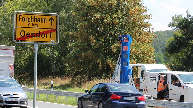 Am Montag haben Arbeiter die vier Meter hohe Kontrolls&auml;ule f&uuml;r die Lkw-Maut in Oesdorf (Gemeinde Heroldsbach) installiert. Foto: Ronald Heck