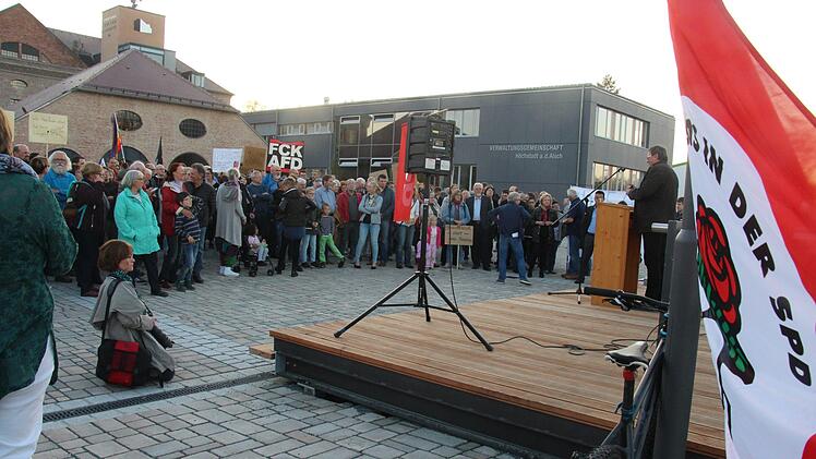 Rund 400 Menschen demonstrierten gestern vor der Fortuna Kulturfabrik in Höchstadt  während eines Wahlkampfauftritts der AfD-Politikerin Alice Weidel. Foto: Christian Bauriedel