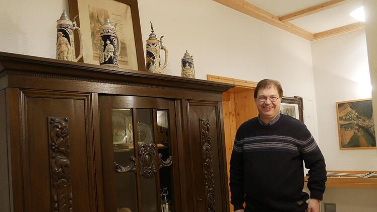 Vorsitzender Volker Leicht hütet sämtliche Dokumente in diesem  Schrank und der ist auch schon historisch. Irgendein Vorsitzender hatte das  Schmuckstück dem Liederkranz überlassen und erfüllt seitdem seine Dienste.