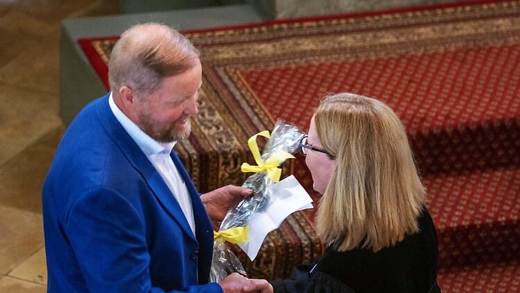 Der Vorsitzende des katholischen Dekanats Lichtenfels, Dekanatsrat Burkhard Fath, überreichte an Dekanin Ott-Frühwald als Zeichen der Verbundenheit ein Kreuz als gemeinsames christliches Symbol.