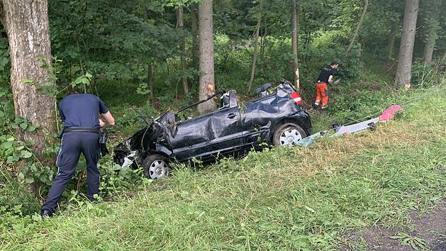 Junge Autofahrerin kommt von Fahrbahn ab und kracht gegen mehrere B&auml;ume