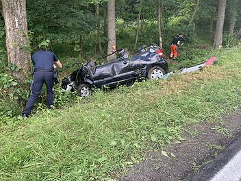 Junge Autofahrerin kommt von Fahrbahn ab und kracht gegen mehrere B&auml;ume