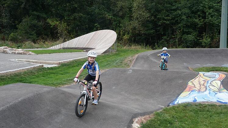 Die siebenjährige Amelie Schmid ist die Namensgeberin für die  Rollsportanlage: "Funpark 4 Seasons". Mit im Bild ihr vierjähriger  Bruder Jonas.Foto: Marion Eckert