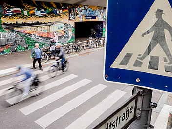 Radfahrer auf Zebrastreifen