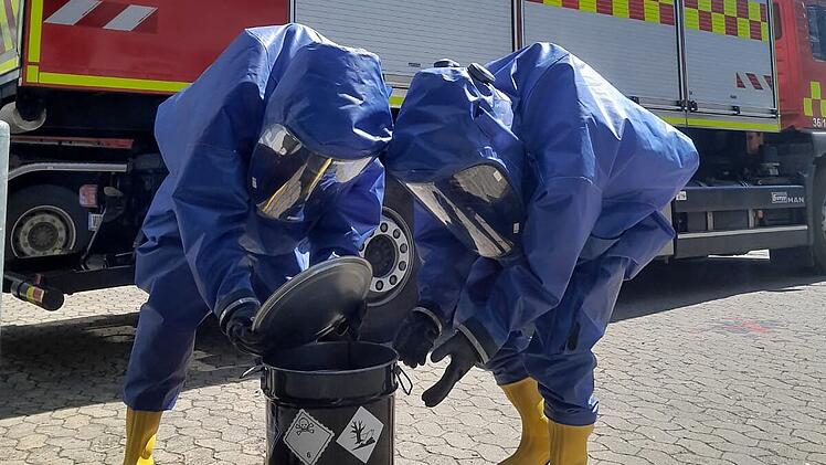 Würzburg: Chemische Reaktion verursacht ätzende Dämpfe - Personen verletzt