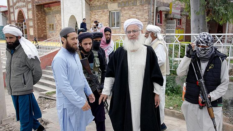 Zu Wort kommt in der Doku "Pakistan - Atommacht unter Druck" auch Imam Abdul Aziz (dritter von rechts). Sein Ziel: Die Errichtung eines Kalifats in Pakistan.