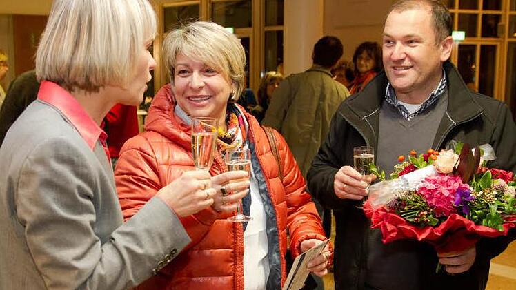 Die Leiterin des Kongresshauses Karin Schlecht (links) empfing den zweimillionsten Gast. Katja Oppel  und ihr Ehemann Andreas sind im Januar zu "Eure Mütter"  eingeladen.