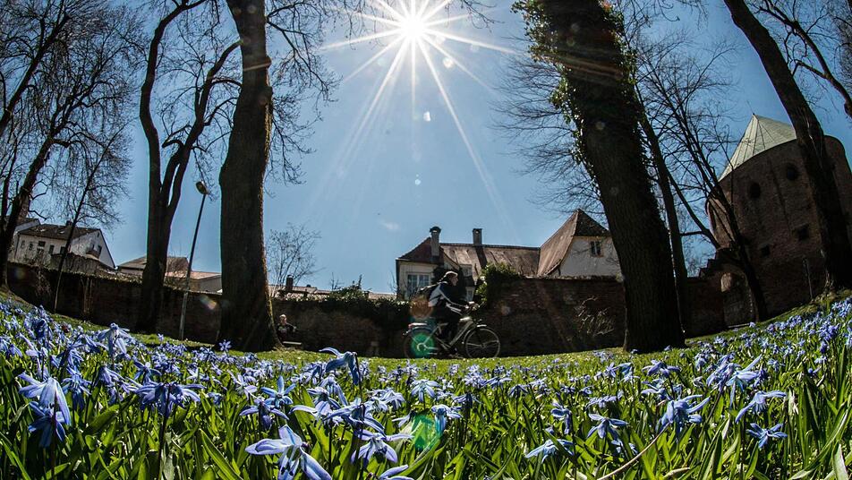 Endlich scheint die Sonne wieder und sorgt damit für warme Temperaturen. Foto: Armin Weigel/dpa