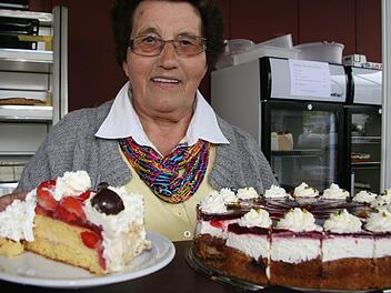 Johanna Täuber ist beim traditionellen Frühschoppen in Melkendorf die Herrin der Torten. Fotos: Sonja Adam