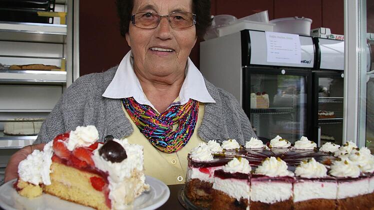 Johanna Täuber ist beim traditionellen Frühschoppen in Melkendorf die Herrin der Torten. Fotos: Sonja Adam