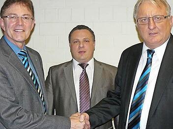 Bürgermeister Martin Weiß (links) gratulierte Günther Kraus (rechts) und Matthias Rödel (Bildmitte), die jetzt Vorstände der Genossenschaft "Rugendorfladen " sind. Foto: Klaus Peter Wulf