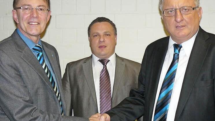 Bürgermeister Martin Weiß (links) gratulierte Günther Kraus (rechts) und Matthias Rödel (Bildmitte), die jetzt Vorstände der Genossenschaft "Rugendorfladen " sind. Foto: Klaus Peter Wulf