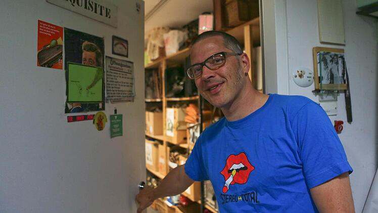 Jochen Mischner, Chef-Requisiteur am E.T.A.-Hoffmann-Theater, mit bebrilltem Mais und lachendem Reis aus "Flowerpower" Fotos: Barbara Herbst