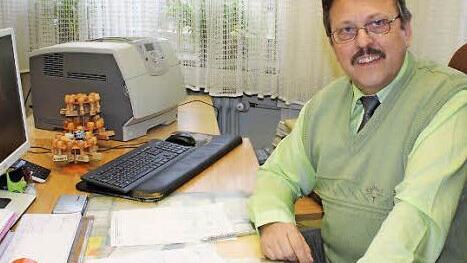 Gerhard Grau an seinem Arbeitsplatz, den er bald räumen wird. 37 Jahre stand Grau im Dienst der Uehlfelder. Foto: Sonja Werner