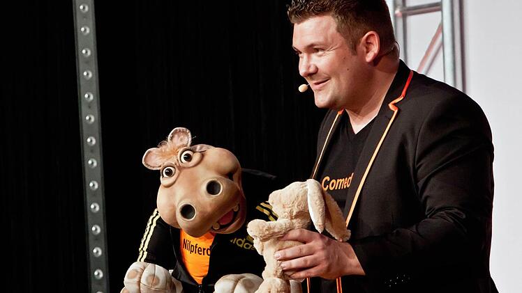 Sebastian Reich und Nilpferddame Amanda im Coburger KongresshausFoto: Jochen Berger