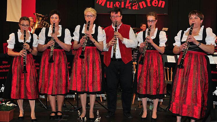 Die Klarinettisten Anna-Lena Bendel, Andrea Spies, Sybille Richter, Norbert Bendel, Anna Lentz und Petra Rudolph (von links) stellten ihr Können mit dem Stück "Meine erste Polka" unter Beweis. Foto Ulrike Langer