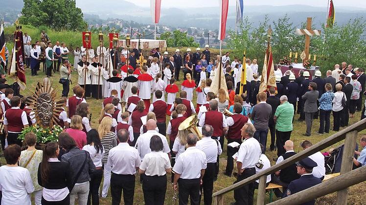 Der dritte Altar bei der Schwedenlinde wurde von der KAB Kronach gestaltet.  Foto: Heike Schülein