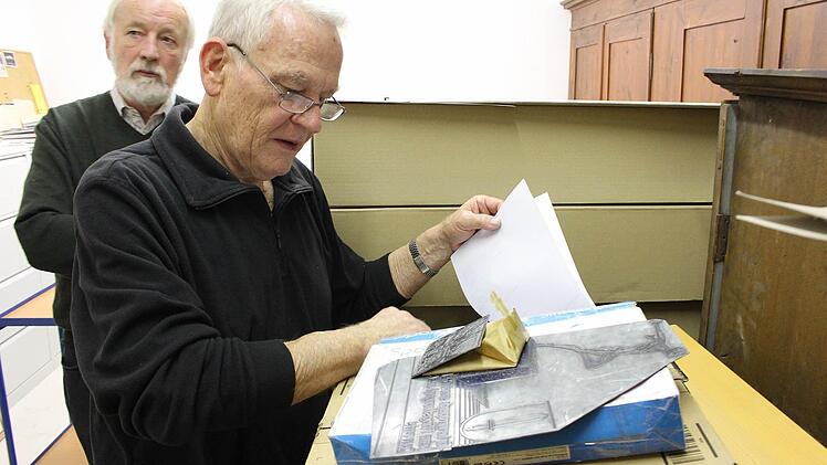 Gerhard Eckerlein und Rupert Appeltshauser (hinten) mit den alten Druckplatten. Foto: Ulrike Nauer