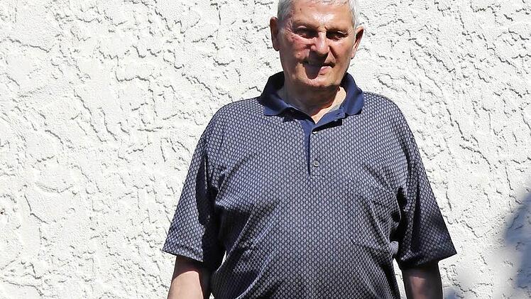 Hans-Karl Brütting vor seinem zweiten Zuhause, der Staffelberg-Kegelbahn, die bei vielen Sportler in der Bundesliga ob ihrer schwierigen Bahnen gefürchtet ist.  Foto: Udo Schilling