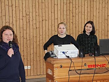 Lehrerin Christine Herrmann (von links) begrüßte die Referentinnen, Pia Willeke und Dzana Eco von der Hilfsorganisation "Schüler helfen Leben". Beide stimmten die Realschüler auf die Aktion am 11. Juli ein. Foto: Helmut Will