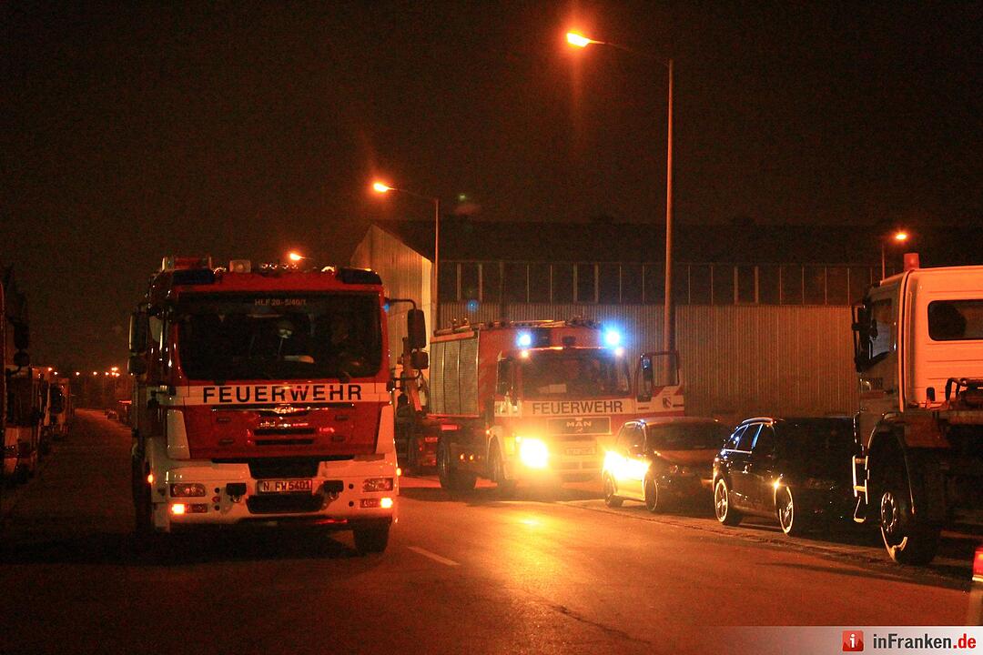 Großbrand im Nürnberger Hafengebiet - Anwohner sollten Fenster und Türen geschlossen halten
