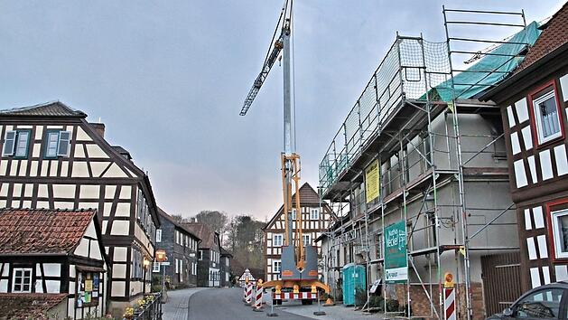 Es geht voran am Marktplatz 7 in Untermerzbach. Gegen&uuml;ber dem Rathaus (links) entsteht eine "B&uuml;rgerwerkstatt." Der Gemeinderat hat in seiner Sitzung am Montag hierf&uuml;r Auftr&auml;ge von knapp 170&nbsp;000 Euro vergeben.  Foto: Helmut Will
