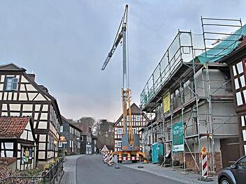 Es geht voran am Marktplatz 7 in Untermerzbach. Gegenüber dem Rathaus (links) entsteht eine "Bürgerwerkstatt." Der Gemeinderat hat in seiner Sitzung am Montag hierfür Aufträge von knapp 170 000 Euro vergeben.  Foto: Helmut Will
