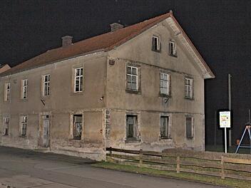Noch steht die alte Schule an der Don-Bosco-Allee in Pfaffendorf. Aber es wird "dunkel" um sie herum. Sie soll noch heuer abgerissen werden und 2018 soll an gleicher Stelle ein Spielplatz entstehen.Helmut Will