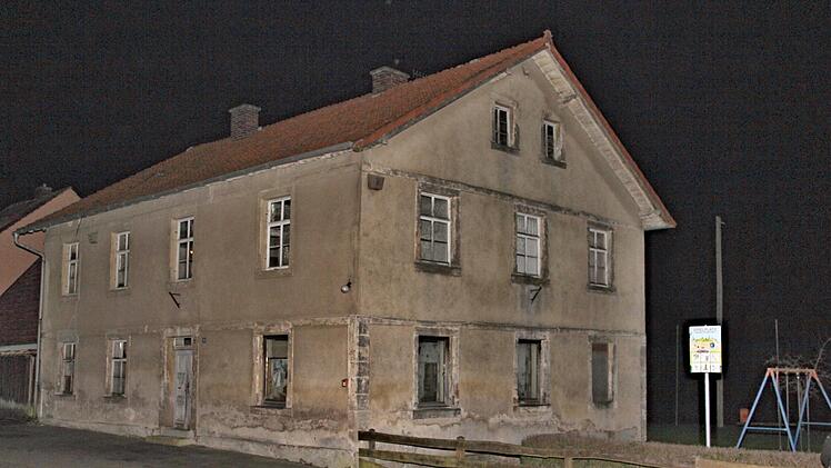 Noch steht die alte Schule an der Don-Bosco-Allee in Pfaffendorf. Aber es wird "dunkel" um sie herum. Sie soll noch heuer abgerissen werden und 2018 soll an gleicher Stelle ein Spielplatz entstehen.Helmut Will