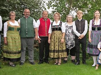 Die fleißigen Frauen mit "ihren" Männern und der Kursleiterin Rosalie Postatny (9. von links)  Fotos: Roland Rosenbauer