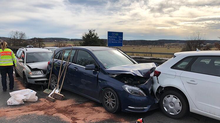 Mehrere Autos fuhren auf der A3 bei H&ouml;chstadt in einander. Foto: News5